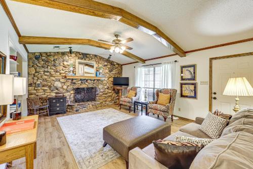 Redlick Casa | 2 Mi to Hospital Texarkana Family Home with Yard!