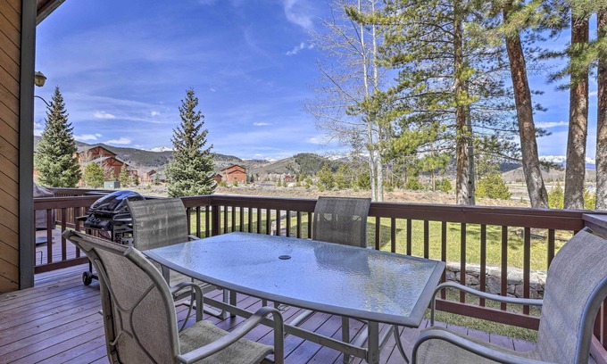 Summit Cove Condominio | 2 Mi to Lake Dillon: Spacious Condo w/ Mtn Views