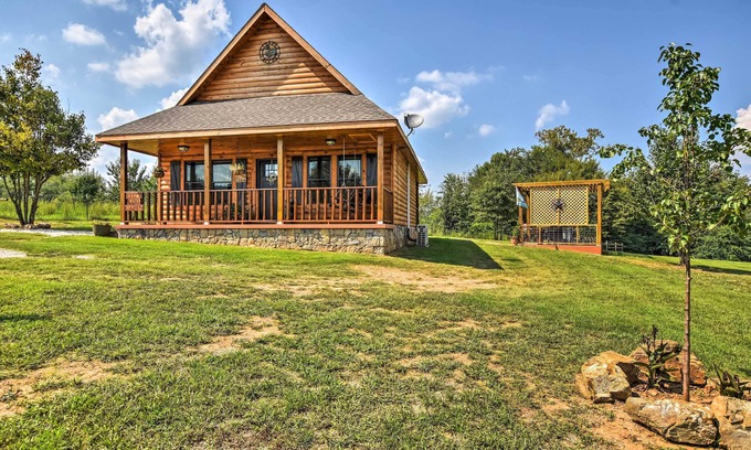 Hot Springs Cabina | Log Cabin w / Great Yard- 2 millas al lago Hamilton!