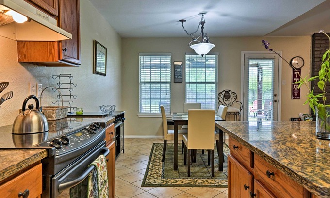 McQueeney Cabaña | 2 Mi to Lake Mcqueeny: Gem w/ Covered Patio