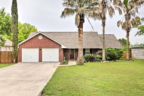 McQueeney Casa | 2 Mi to Lake McQueeny Gem with Covered Patio