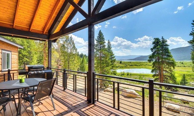Twin Lakes Casa | 2 Mi to Lake: Stunning Twin Lakes Home w/ Deck