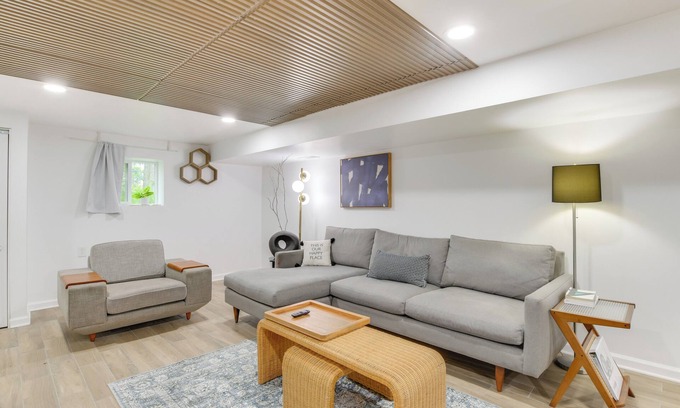 Belmont Cragin Apartamento | 2 Mi to Logan Square: Pet-Friendly Unit w/ Yard!