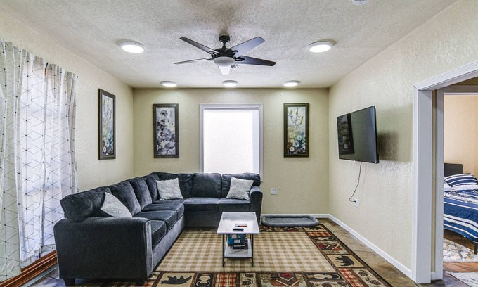 Newton Apartamento | 2 Mi to Main St: Newton Guest House