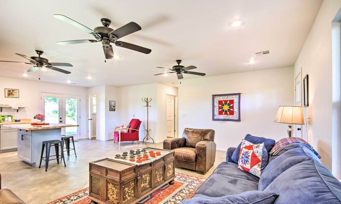 Grove Cabina | 2 Mi to Marinas & Grove: Cozy Cabin w/ Grill