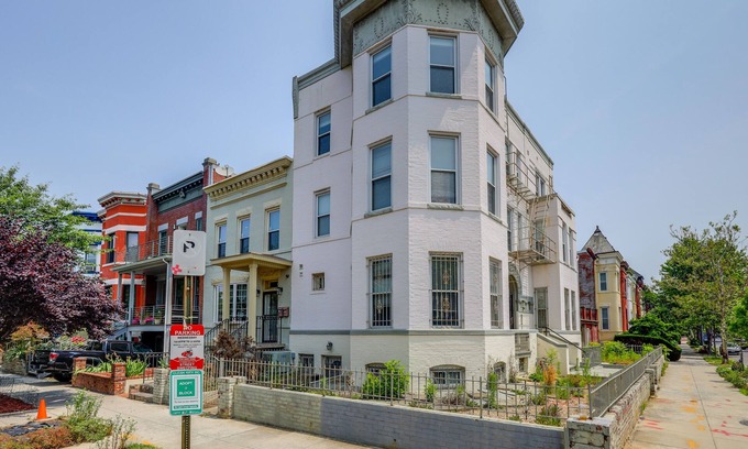 Bloomingdale Casa | 2 Mi to National Mall: WFH-Friendly DC Townhome