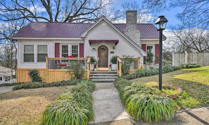 Hot Springs Casa | 2 Mi to Oaklawn Casino Home with Peaceful Yard!