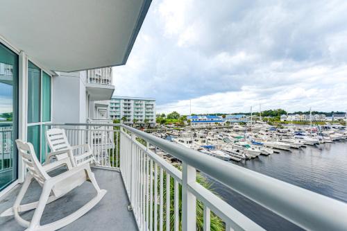 North Myrtle Beach Apartamento | 2 Mi to Ocean Waterfront North Myrtle Beach Condo