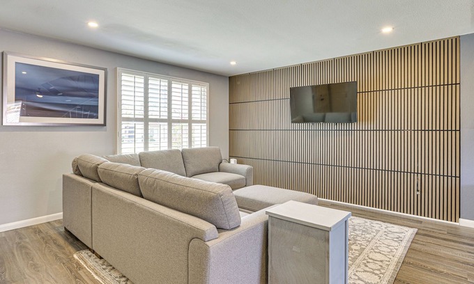 Chateau De Vie Four Casa | 2 Mi to Old Town: Townhome w/Pool Access!
