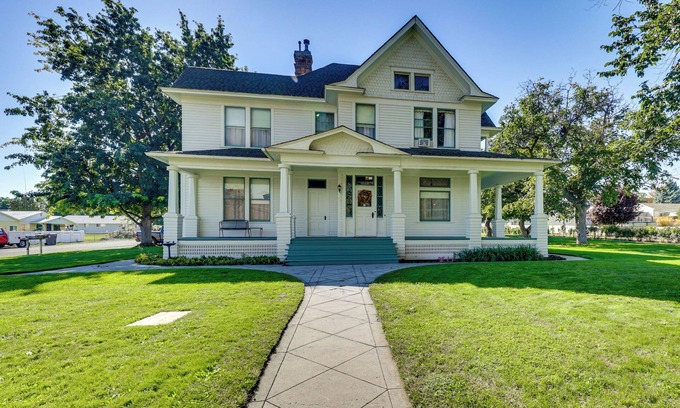 West Clarkston-Highland Casa | 2 Mi to River: Historic Clarkston Home w/ Views!