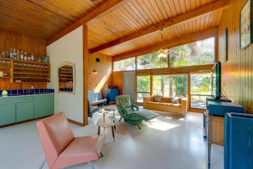 Palmetto Casa | 2 Mi to Riverwalk Palmetto Gem with Fire Pit and BBQ