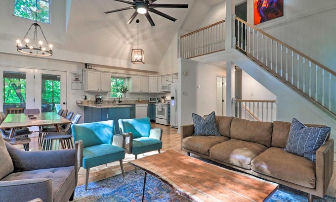 Sapphire Casa | 2 Mi to Sapphire Resort Home with Hot Tub and Games!