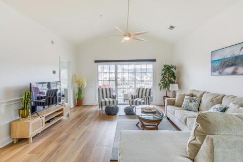 Central Myrtle Beach Apartamento | 2 Mi to Shore Myrtle Beach Condo with Pool!