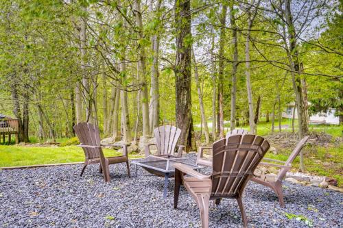 Tobyhanna Casa | 2 Mi to Tobyhanna SP Family Home with Deck!