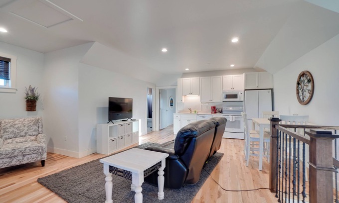 Castle Rock Casa | 2 Mi to Town: Castle Rock Retreat w/ Fireplace!