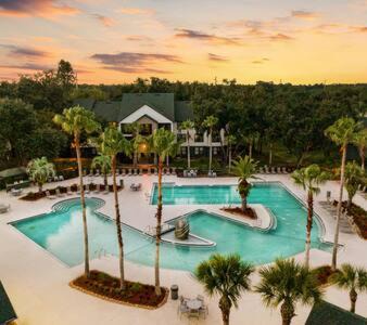 Bearss Plaza Apartamento | 2 MI to USF + Long Term Stays allowed + Gym + Pool