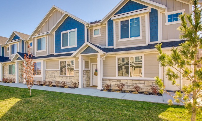 Providence Casa | 2 Mi to Zootah: Providence Townhome w/ Fireplaces