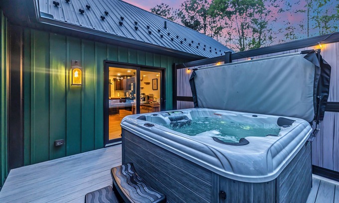 Kunkletown Cabina | Blue Creek Chalet with luxurious beds, pickleball, hot tub, fireplace, pool table & more