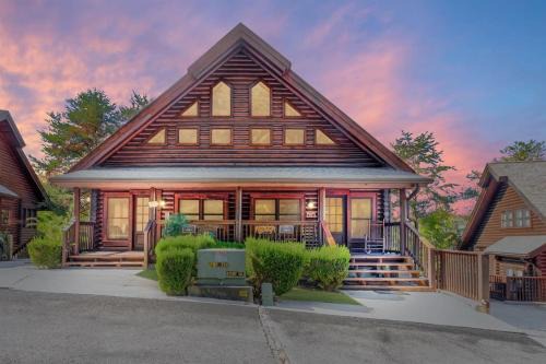 Pigeon Forge Casa | 2 Miles from Dollywood Family Resort with Seasonal Outdoor Swimming Pool, Year around Heated Indoor Swimming Pool, Townhome Style Cabin, Private Hot Tub, Arcade, TV, Wifi, Kitchen with Refrigerator, Washer and Dryer