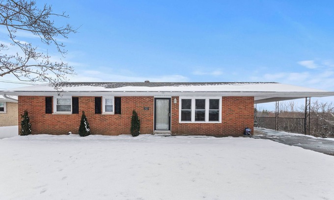Williamstown Casa | 2 Miles to Ark! Relax & Unwind!