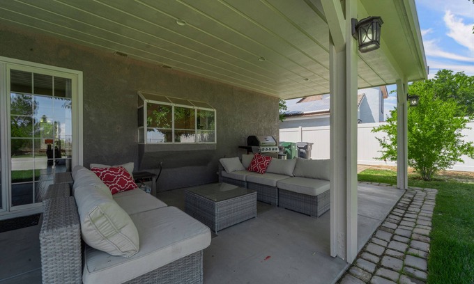 Palmdale Casa | 2 min to Hospital! Dreamy Desert Oasis 4B/3B Palmdale Hilltop Retreat