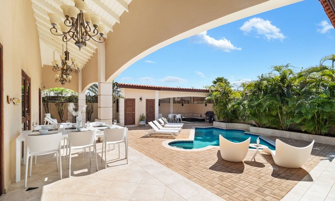 Esmeralda Casa | 2 min to Palm Beach * Pool * Gym * BBQ