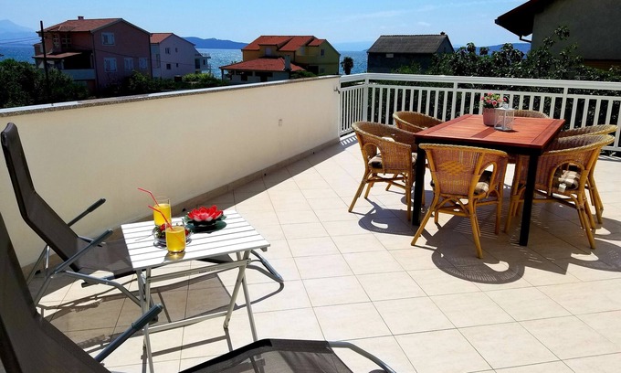 Kastel Stafilic Apartamento | Seaview Apt con terraza de 35m2 con vistas al mar, barbacoa, 3 minutos a pie de la playa