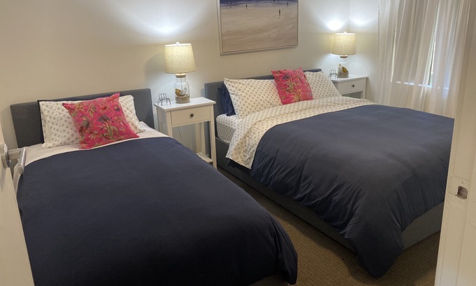 Henley Beach Casa | 2 mins to Henley Square, parking, wifi and outdoor area. Sleeps 7, Pet friendly