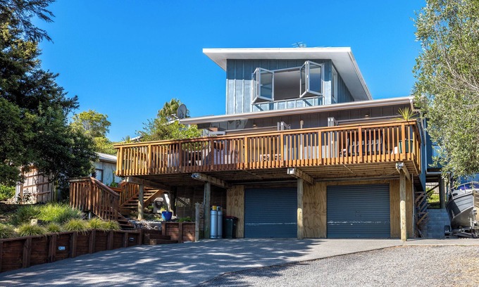 Ostend Casa | 2 minute drive to the beach, 3 minute walk to the pool, spa at the property