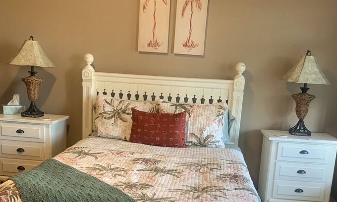 Corpus Christi Casa | 2 MINUTE DRIVE TO THE BEACH. End unit overlooking the Gulf and pool.