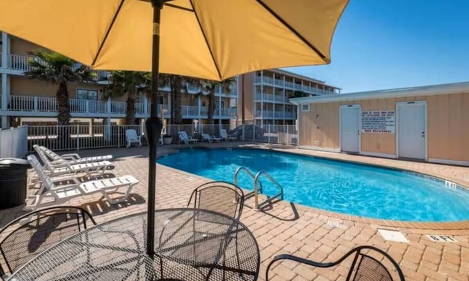 El Centro Beach Condominio | 2 minute walk to the beach ~ 2 pools and a balcony-Sleeps 4