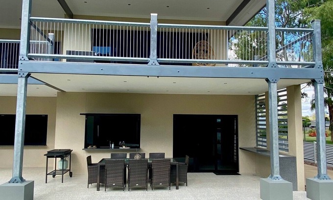 Woodgate Casa | 2 minute walk to the beach! One street back from the Esplanade Woodgate Beach.
