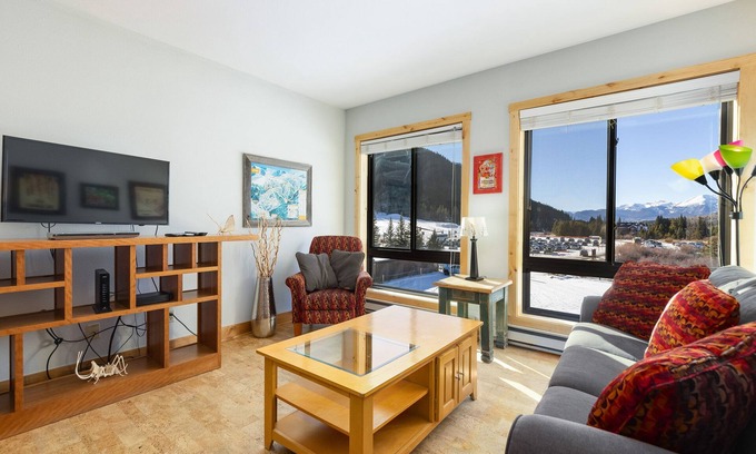 Mountain House Condominio | 2 Minute Walk to the Lifts/Spacious Studio/Shared Hot Tub