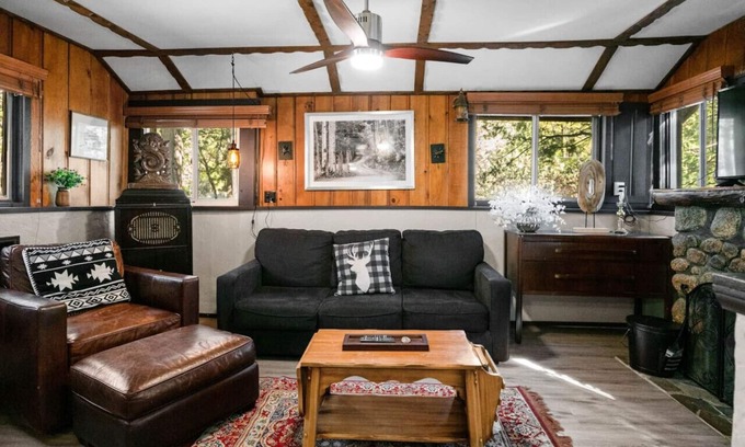 Idyllwild Cabina | 2 Minutes Away from Town with LARGE PRIVATE DECK!