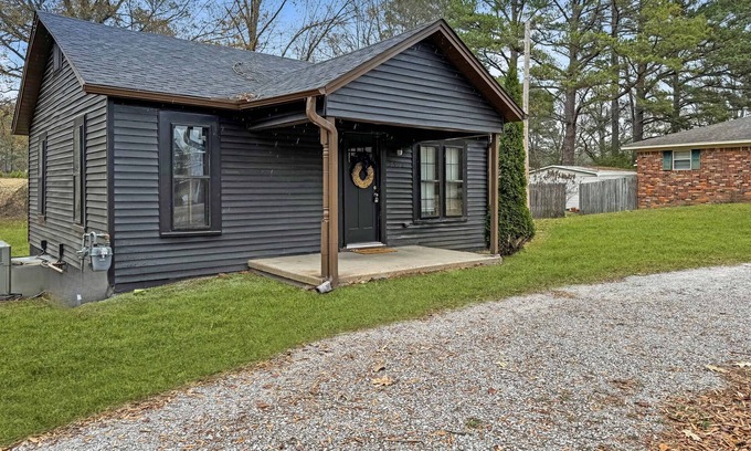 Tupelo Casa | 2 minutes from Elvis's Birthplace 5 miles from downtown Tupelo MS.