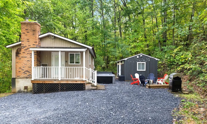 New Market Casa | 2 Modern Cabins: Hot Tub, Fire Pit, Grill, & Wifi!
