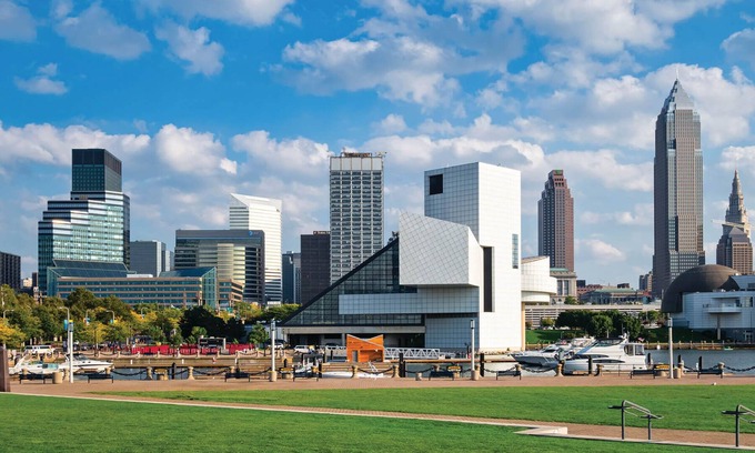 Downtown Cleveland Hotel | 2 Modern Rooms w/ Restaurant and Bar in the Heart of Cleveland