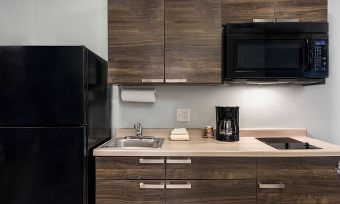 Mitchell Hotel | 2 Modern Suites with Fully Equipped Kitchen Near Mitchell Prehistoric Village