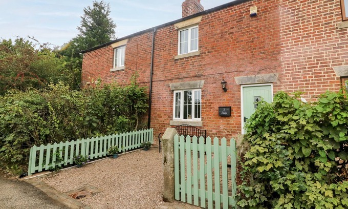 Knott End-on-Sea Cabaña | 2 MORTON COTTAGES, pet friendly, with open fire in Garstang
