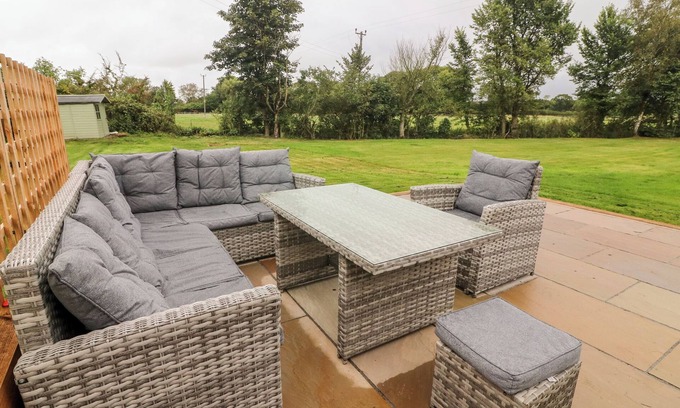 Knott End-on-Sea Cabaña | 2 MORTON COTTAGES, pet friendly, with open fire in Garstang