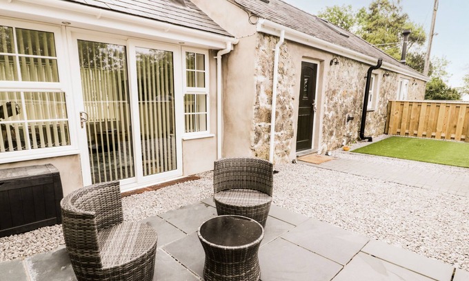 Llangefni Cabaña | 2 MOUNTAIN VIEW, pet friendly, character holiday cottage in Llangefni