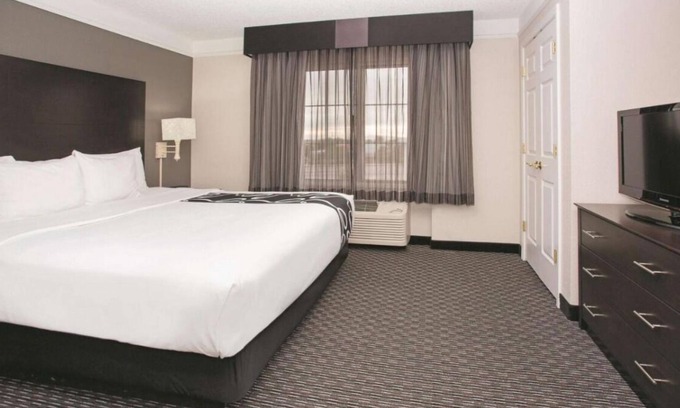 Superstition Springs Casa | 2 N/S King Bed One-Bedroom w/ Pool View at La Quinta Inn & Stes by Wyndham Mesa
