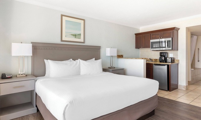 Northeast Virginia Beach Complejo | 2 Oceanfront Units with Rooftop Pool, Private Balconies & Stunning Views