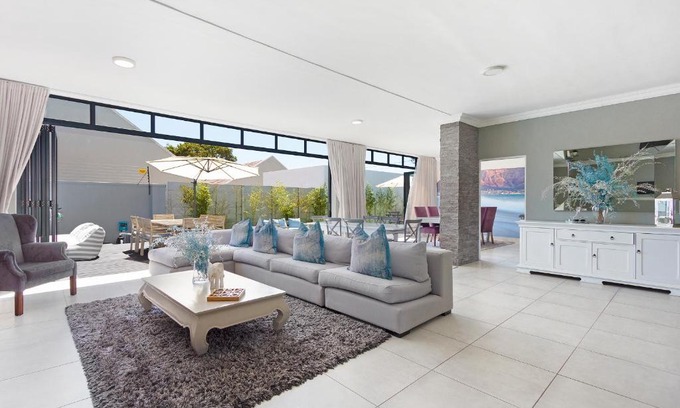 Lakeside Casa | 2 On Lismore Guesthouse