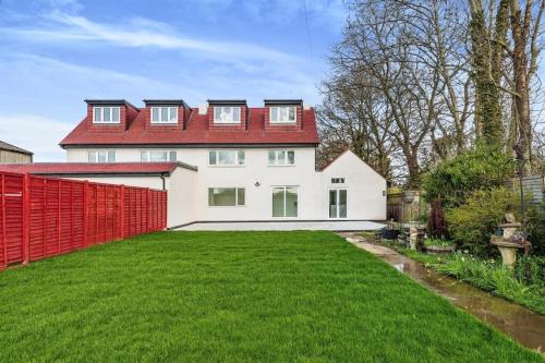 East Grinstead Casa | 2 Orchard Farm Cottages, Sleeps 10, Large Garden