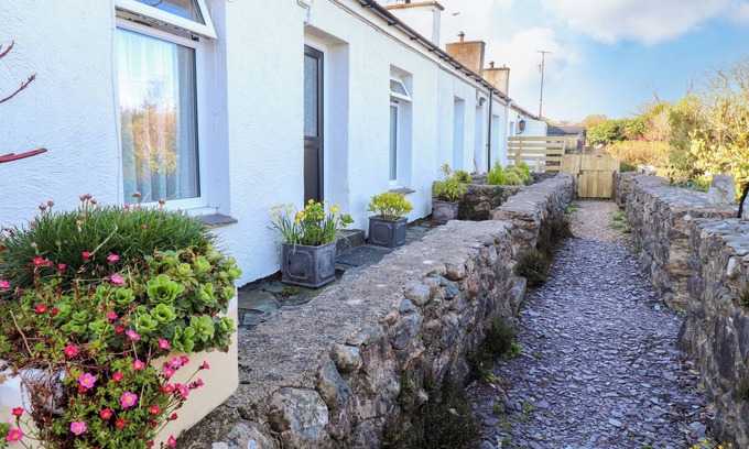 Llanllyfni Cabaña | 2 PANT Y CELYN, pet friendly, character holiday cottage in Llanllyfni