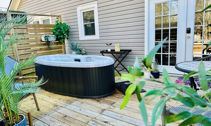 Flat Rock Apartamento | 2 Person Hot Tub on Private Deck, 2 mi to DT Hendersonville/Flat Rock, King Bed