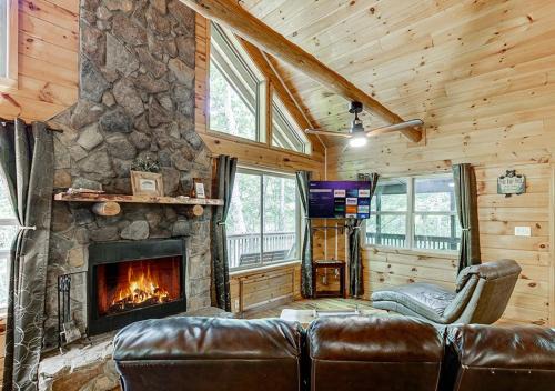 Helen Casa | 2 Person Jacuzzi Spa w Creekside Firepit