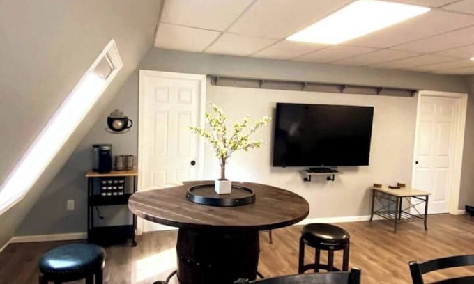 Margaretville Cabaña | 2 Person Rain Shower-Cozy Cottage+King Bed+15 Min ⛷️Kayaks+Wine Barrel Table