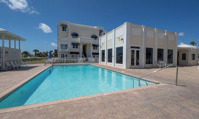 Cape Caneveral Beach Gardens Condominio | 2 Primary Suites | Oceanfront Resort-like Condo | Private Beach Access